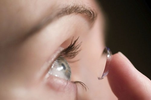 Cách làm mắt to tròn với kính áp tròng
