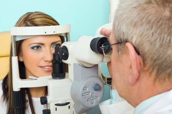 Kiểm tra mắt định kỳ cũng là cách giúp bạn có đôi mắt khỏe đẹp